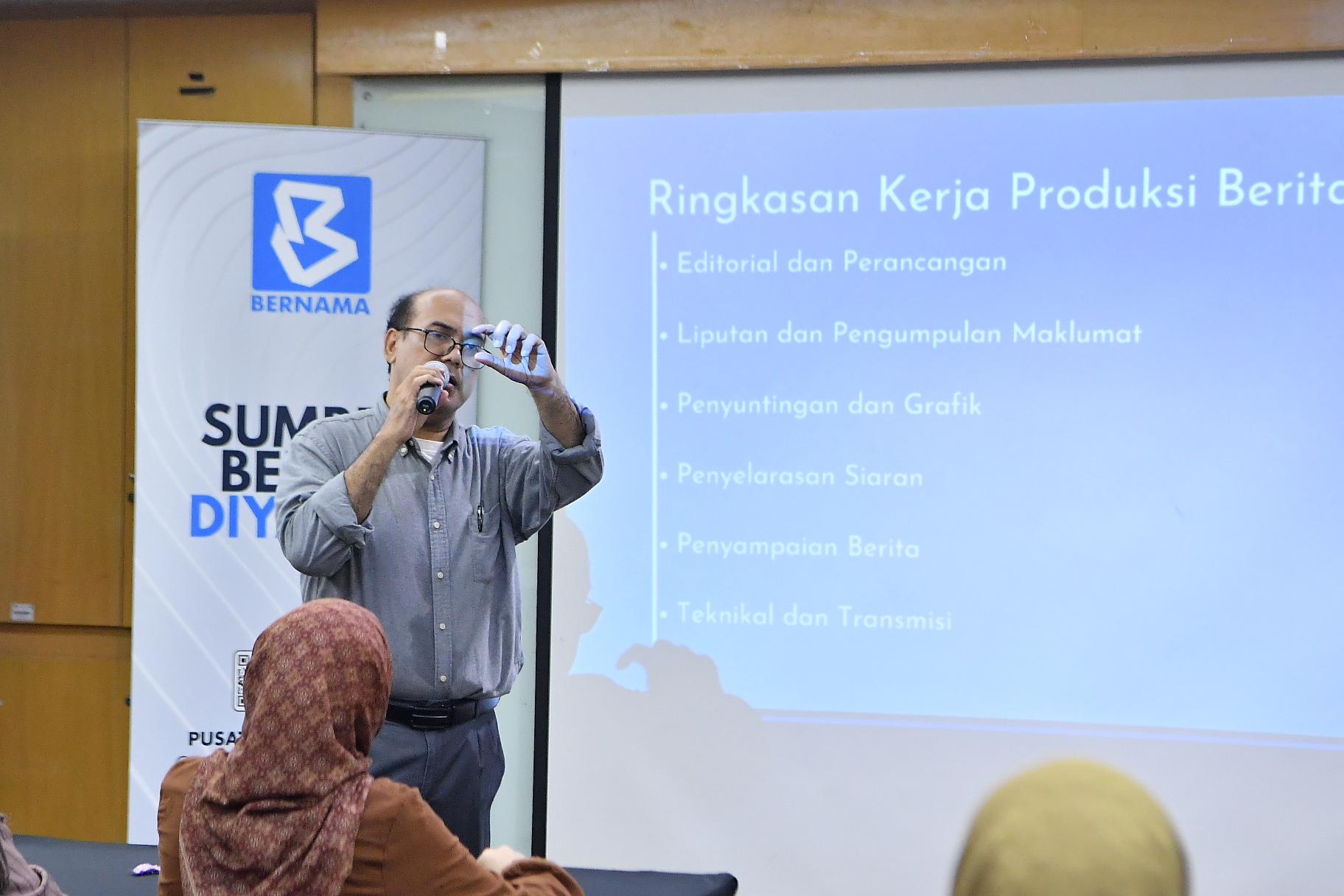Kursus Teknik Penulisan Skrip Berita telah berlangsung pada hari ini di Bilik Latihan, Pusat Kecemerlangan