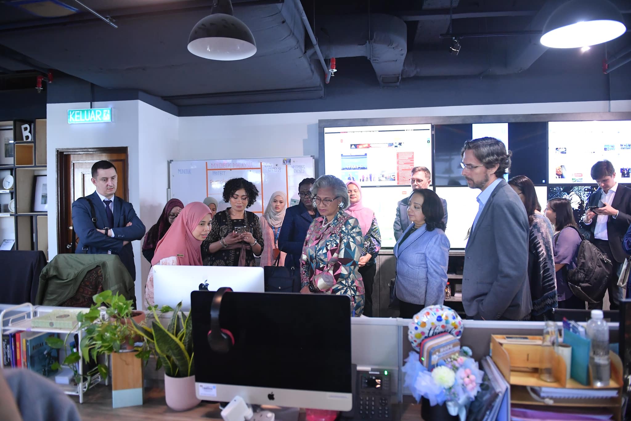 Taklimat The Press and Media Landscape