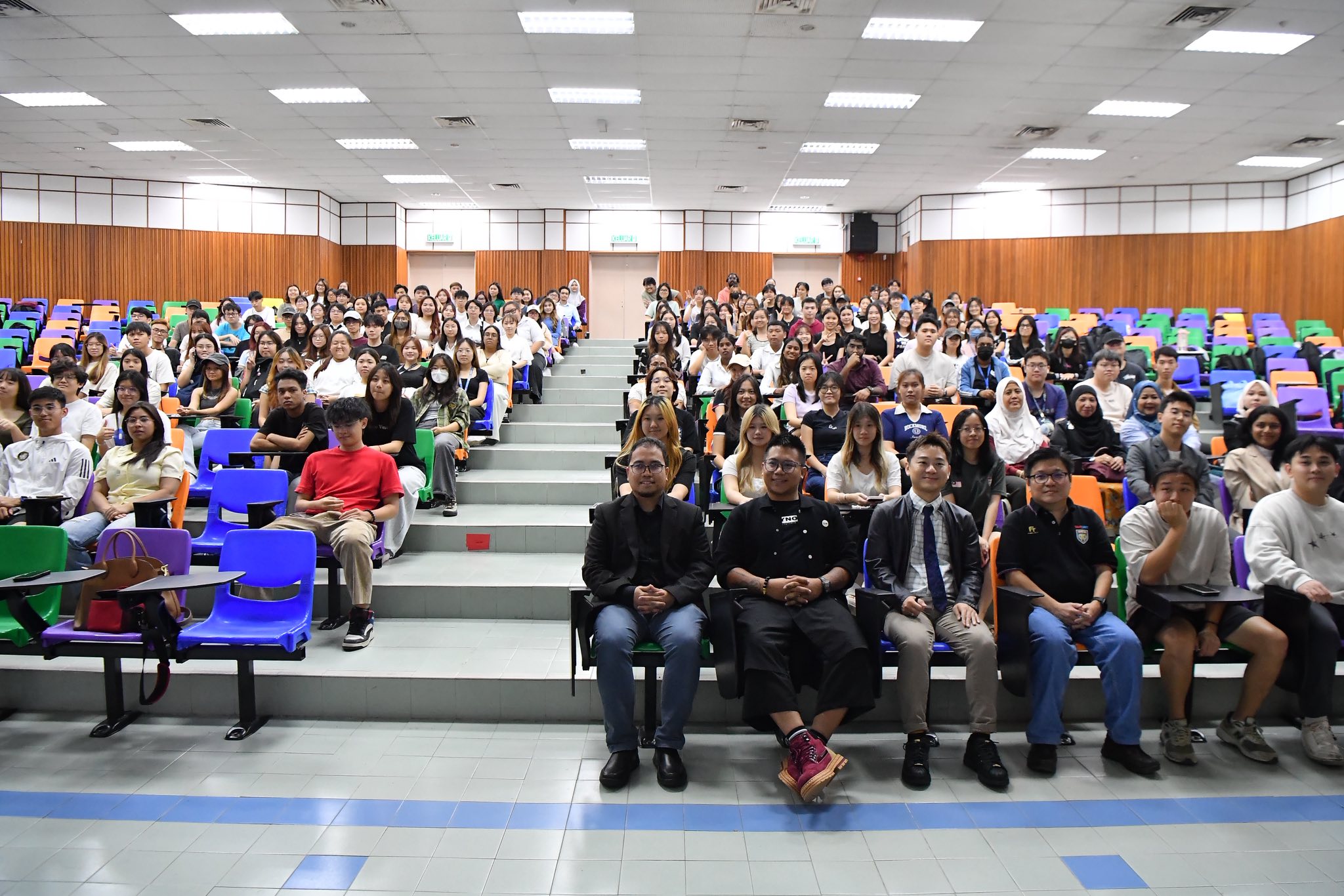 program Industrial Talk: “Bridging The Gap Between Campus Life and The Media World