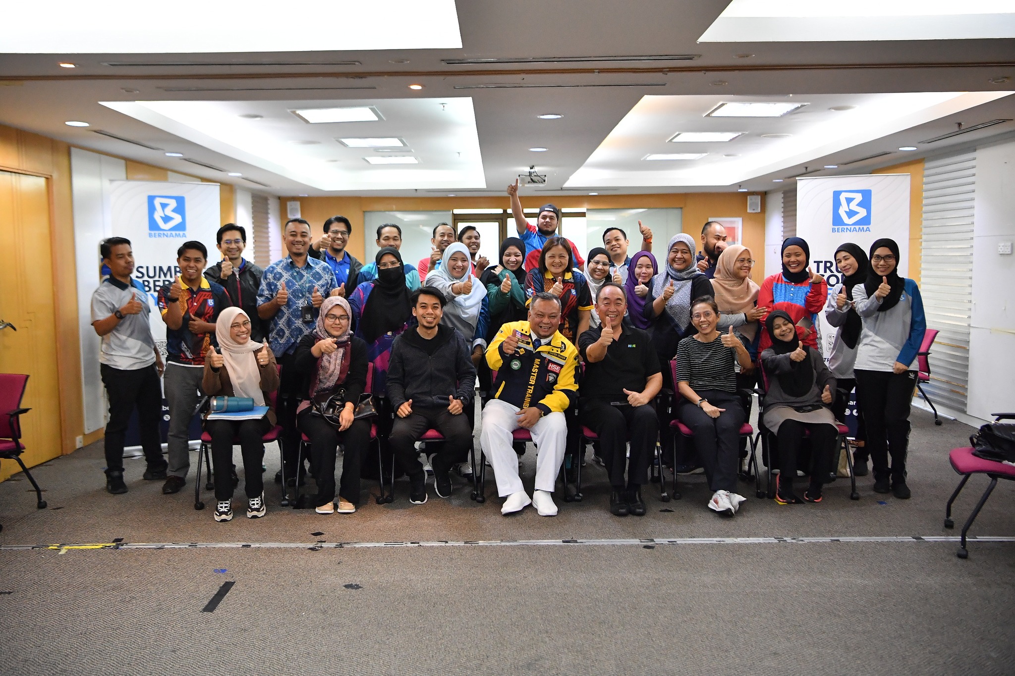  Latihan Pertolongan Cemas: Penggunaan AED dan Kepentingan CPR Di Tempat Kerja.